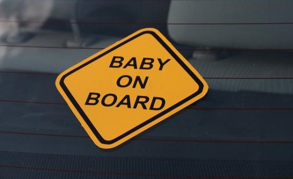Những trang bị cần thiết trên ôtô khi có em bé
